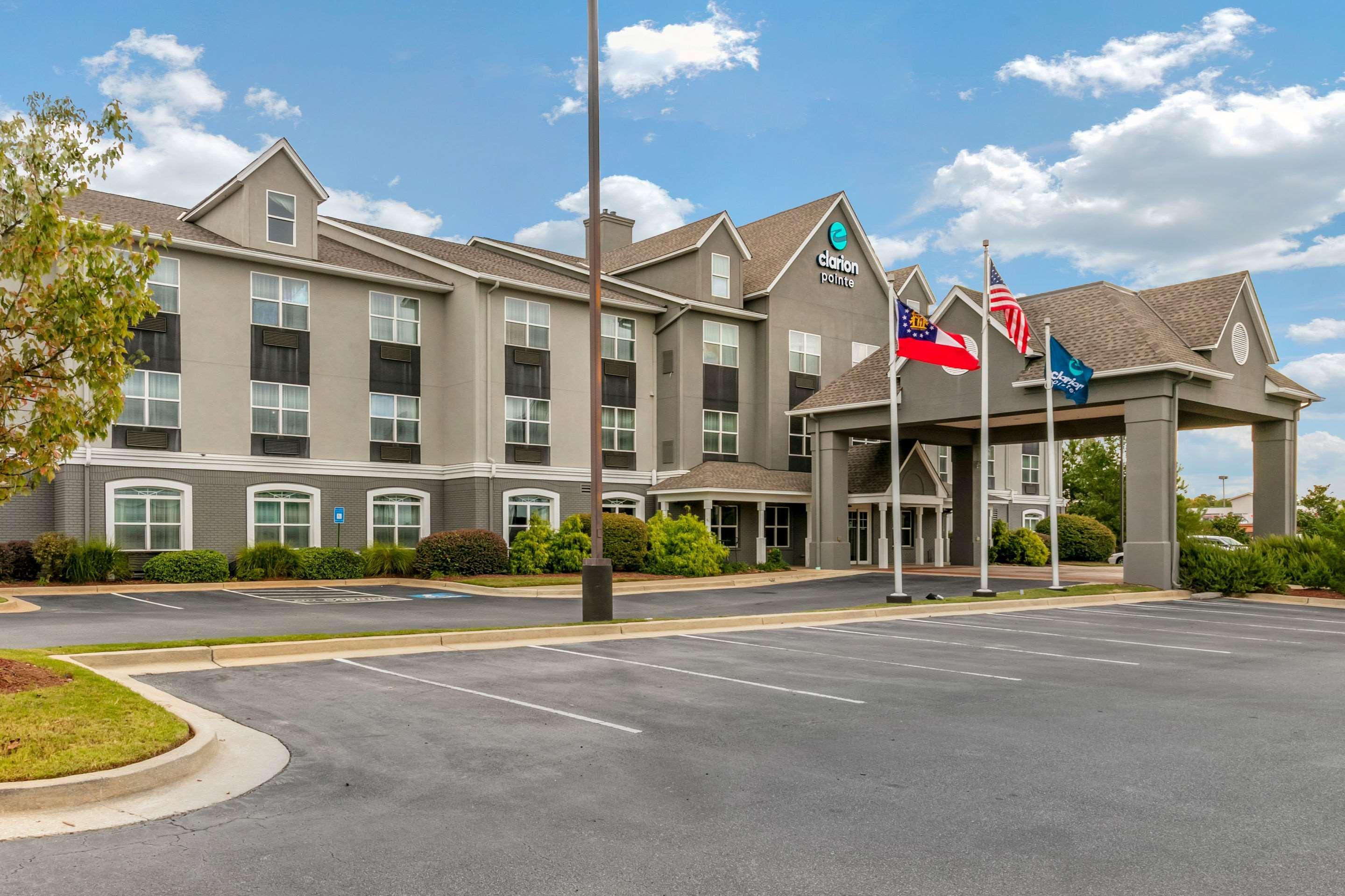 Hotel Clarion Pointe Columbus-Bradley Park Exterior foto
