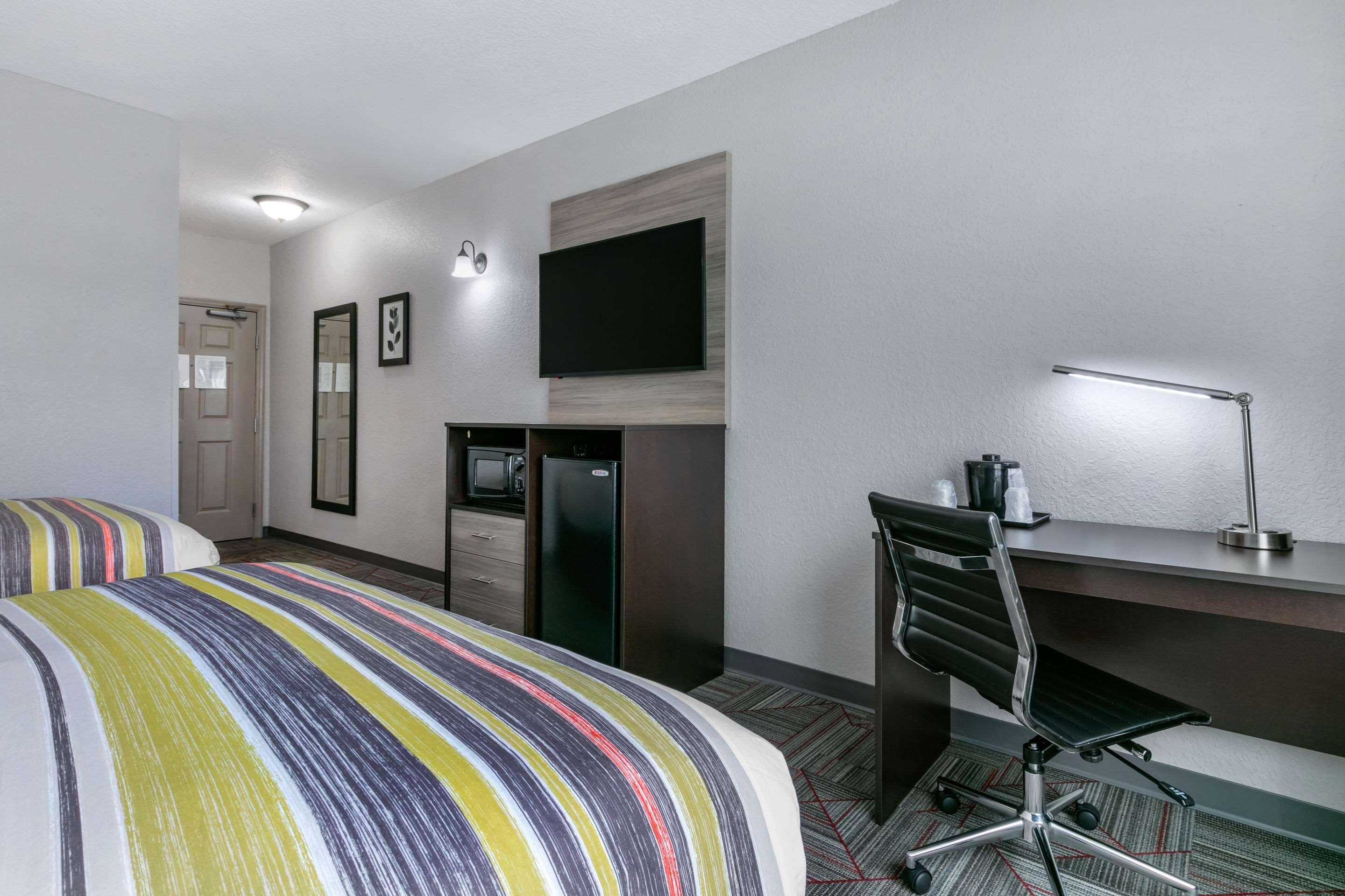 Hotel Clarion Pointe Columbus-Bradley Park Exterior foto