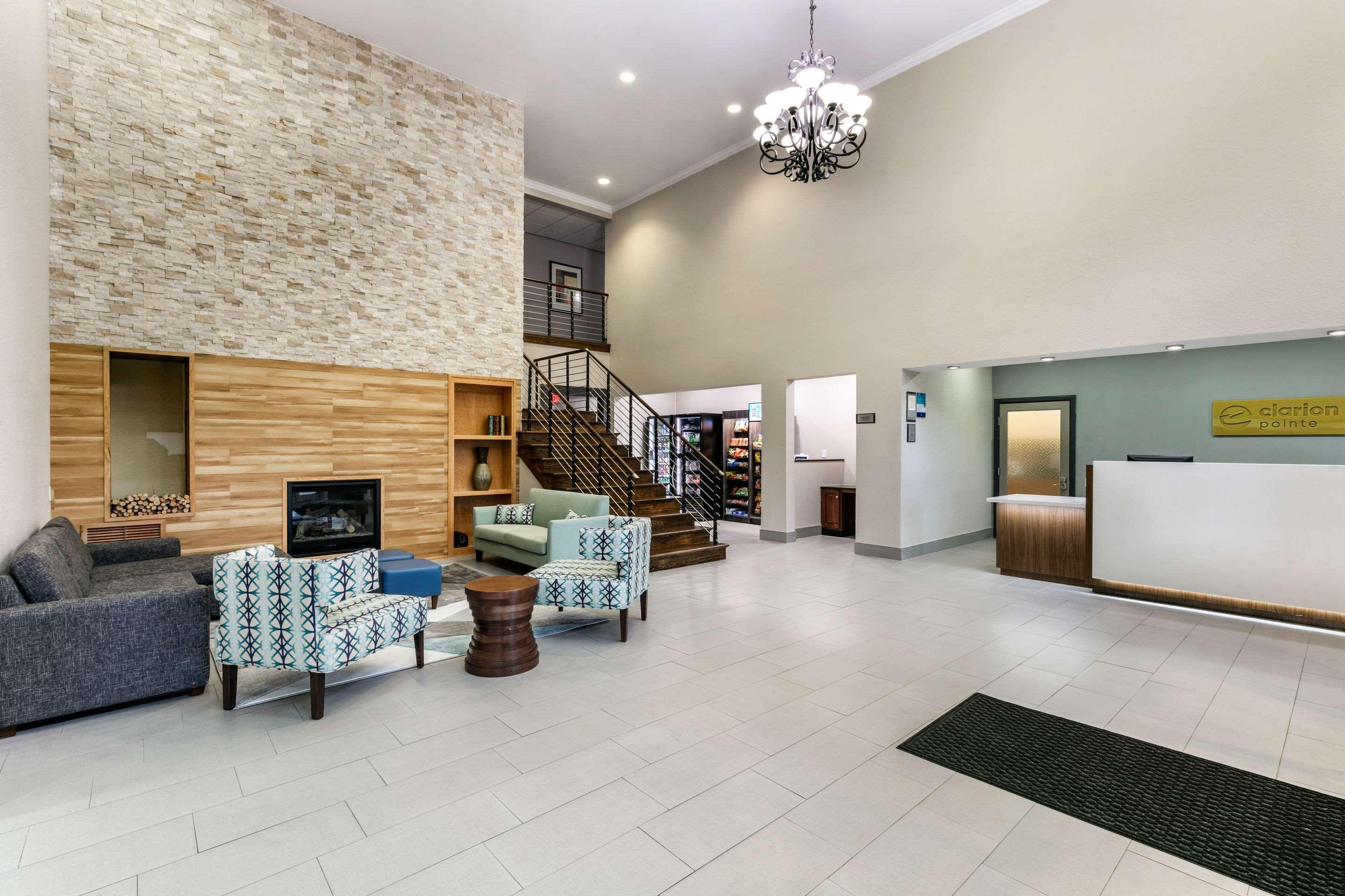 Hotel Clarion Pointe Columbus-Bradley Park Exterior foto